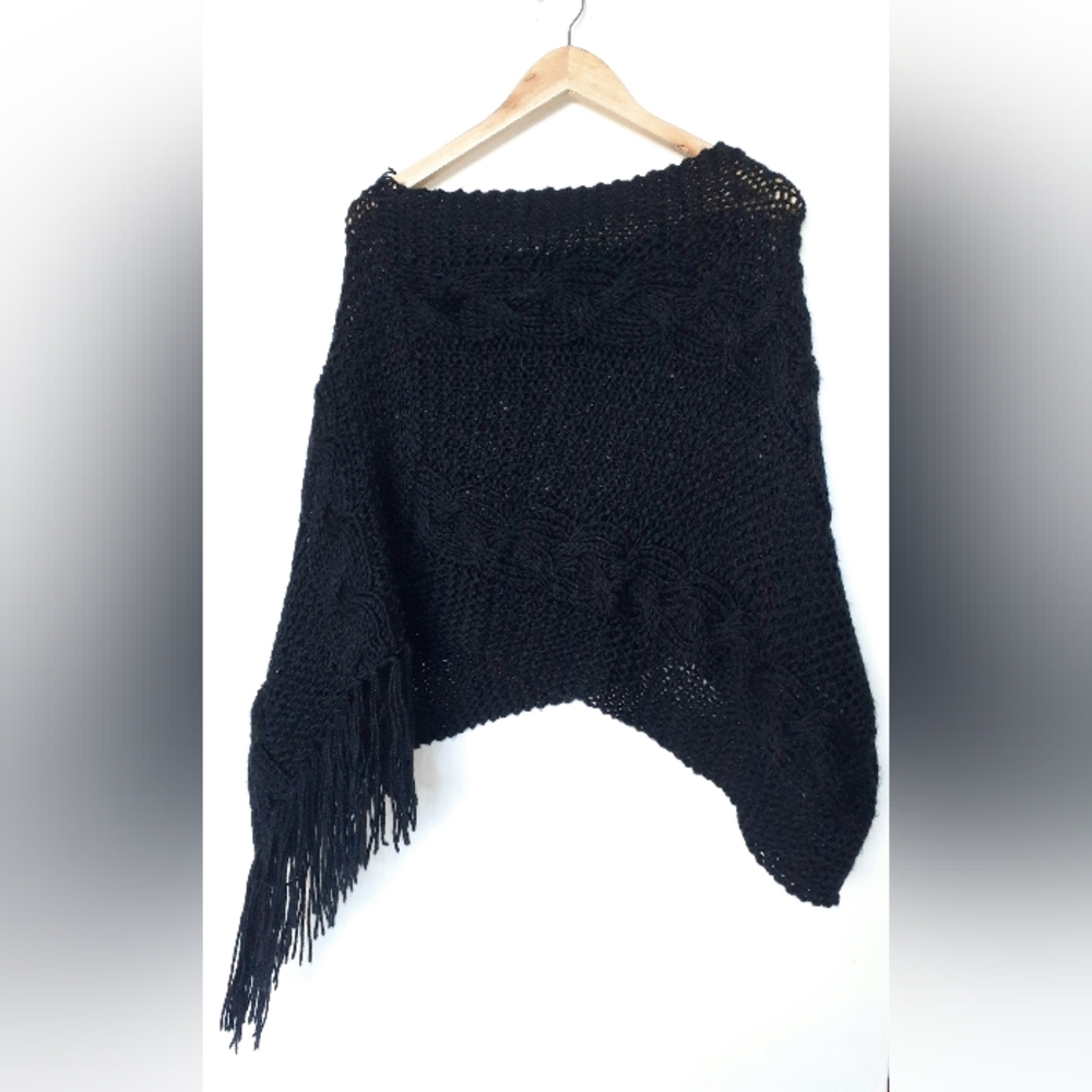 Woolly Cable-knit Poncho Shawl with fringe - Picture 10 of 11